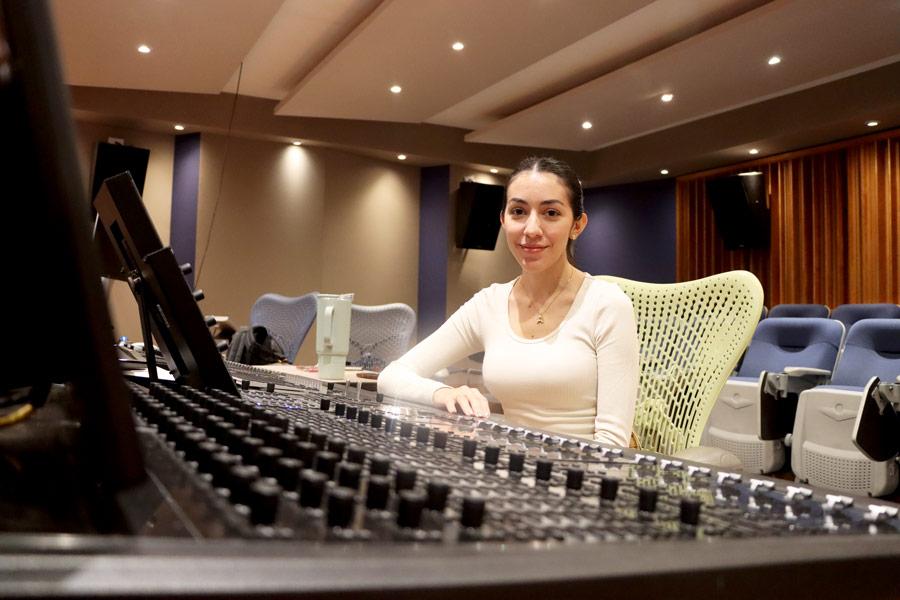 Alexa Castillo posando en el estudio de grabacion del Tec, Campus Monterrey.