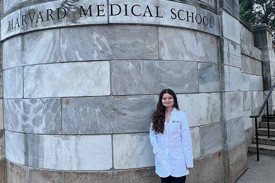 Alexandria Aguirre, egresada del campus Monterrey, en centro m&eacute;dico de Harvard.