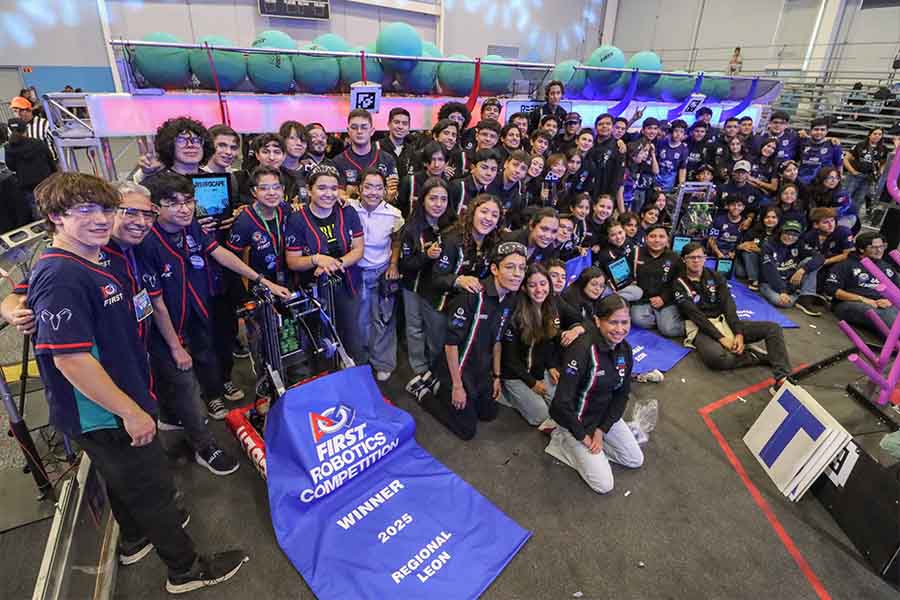 Miembros de los equipos ganadores posando juntos