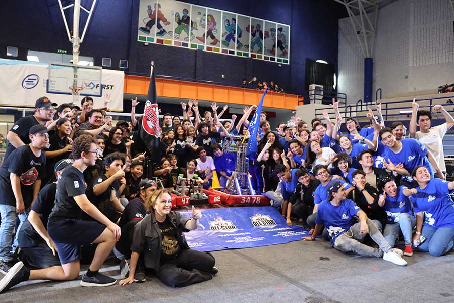 La alianza roja conformada por los equipos LamBot, Botbusters y BorreBots  fue la ganadora de esta competencia.