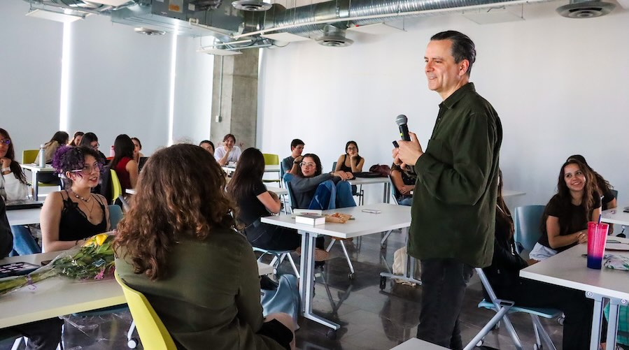Allan Chochinov conversando con los estudiantes.
