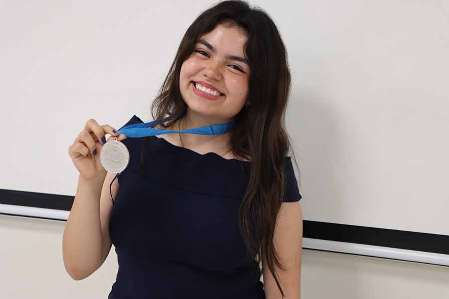 Alma Muñiz, estudiante de PrepaTec ganadora de la medalla de plata en la Olimpiada Mundial de Alemán.