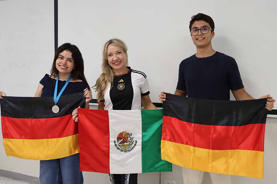 Alma Muñiz, alumna; Nicole Henkel, profesor de alemán en PrepaTec Eugenio Garza Lagüera, y Roberto Pérez, estudiante en el campus Monterrey.