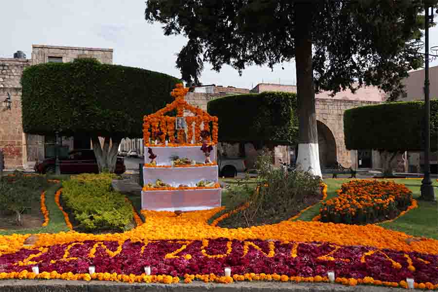 Altar tradicional del municipio de Tzintzuntzan en los altares del Tec en Plaza Villalongín