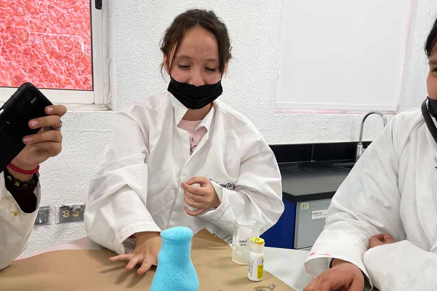 Niña realizando experimento de ciencias en la PrepaTec Santa Catarina.