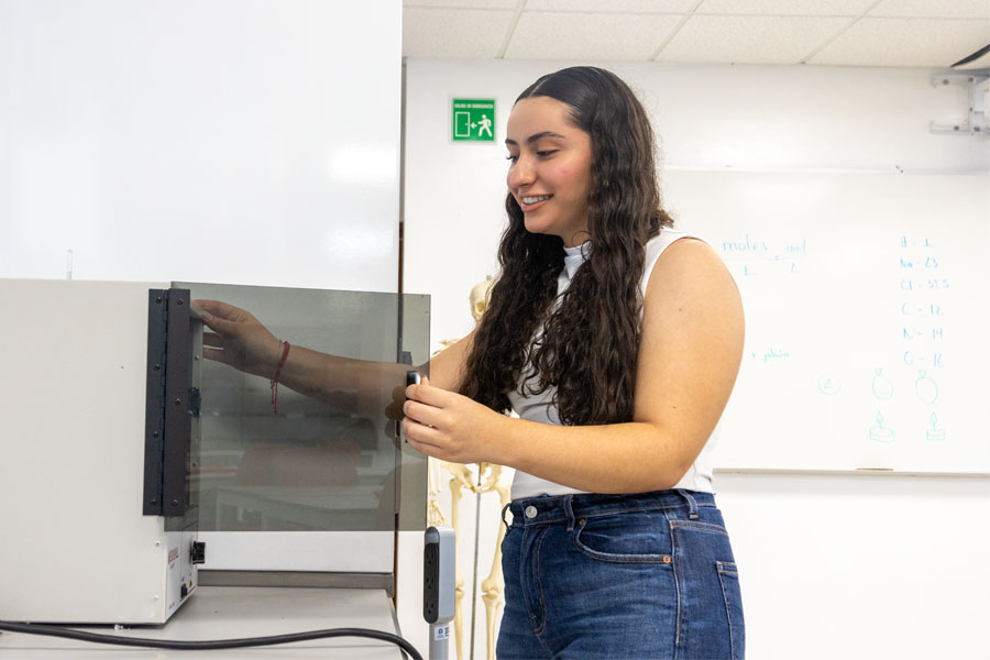 Alumna colocando muestras para su observación. Foto: Liu Organista