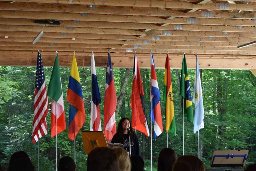 Michelle presentando proyecto de ciencias en el campamento internacional