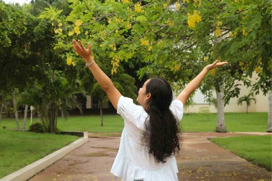 Alumna Tec disfrutando de la naturaleza del campus