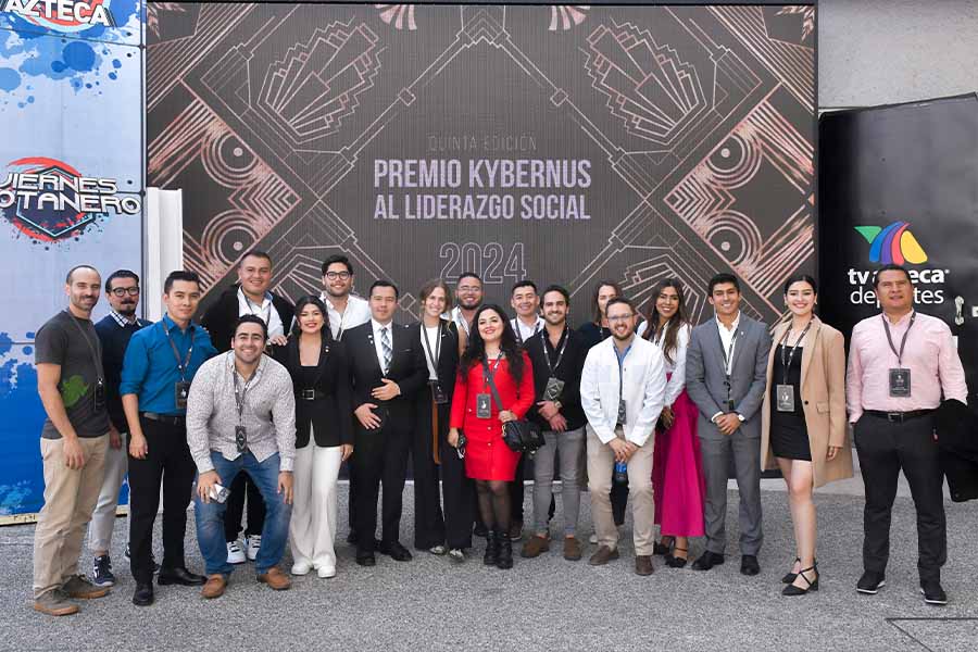 Foto grupal de los 20 finalistas del Premio Kybernus