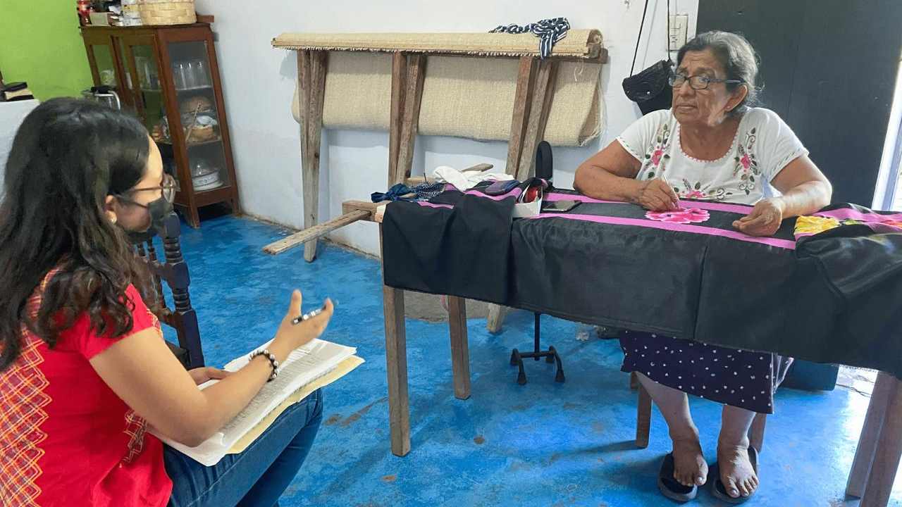 Alumna del Tec Puebla impulsa el día Estatal de la Bordadora y Tejedora en Oaxaca