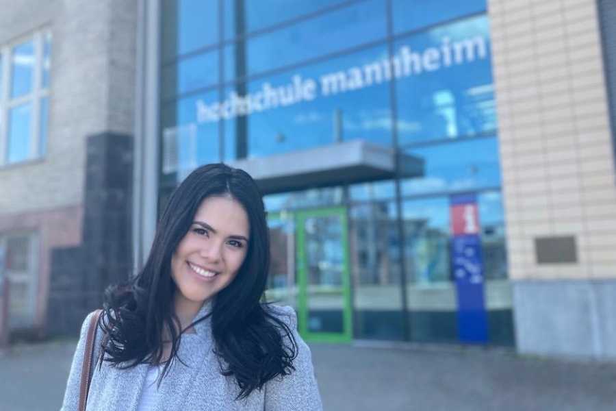 La alumna Andrea Luna frente al edificio principal de la universidad Hochschule Mannheim.