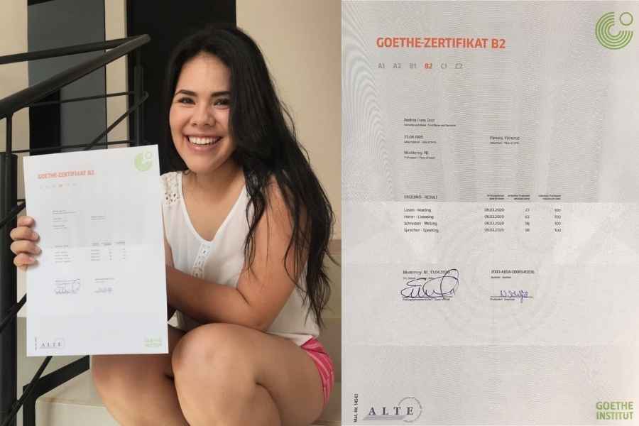 La alumna Tec mostrando su certificado de dominio del idioma alemán.