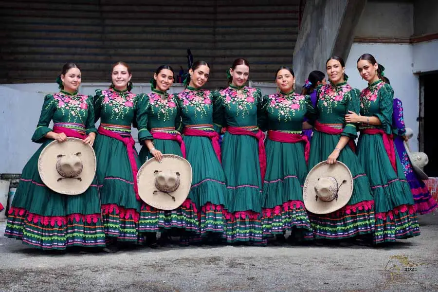 Viviana junto su equipo Flores de la Hacienda.