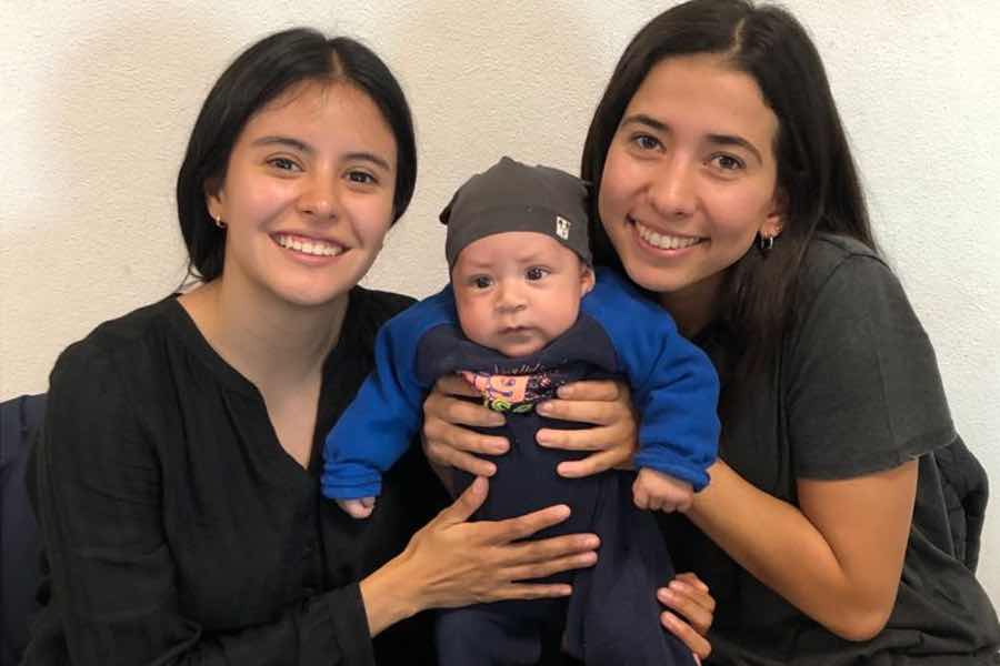 alumnas con bebe que recibe su acta de nacimiento