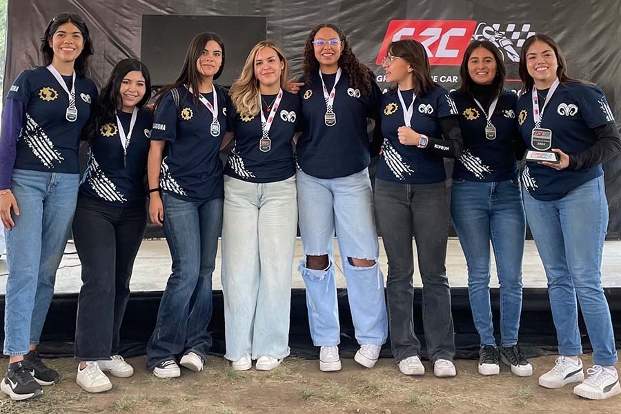 Alumnas del Tec de Monterrey posan con medallas y un trofeo del segundo lugar en la competencia Gravity Race Cars 2024