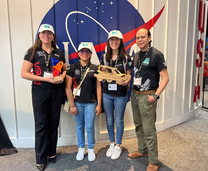Taller ECO-ROVERS en la NASA El taller fue impartido en colaboración con Steven Smith, experto en ciencia de la NASA, y el profesor David García de la Escuela de Ingeniería y Ciencias del campus Cuernavaca. Además fueron acompañadas por Javier Montiel, egresado y mentor del equipo, quien reconocimiento el premio "The Cherri Brinley Outstanding Educator Award", por contribuir e impulsar el fomento de la educación espacial en estudiantes y profesores. "Fue una experiencia enriquecedora compartir nuestra pasión por la educación STEM".- Carla Pardo. "Fue una experiencia enriquecedora compartir nuestra pasión por la educación STEM y la innovación en movilidad espacial para poder llegar a aulas escolares de todo el mundo", contó la alumna Carla Pardo. El taller fue impartido a 31 profesores de Estados Unidos de kínder hasta preparatoria, y su contenido forma parte de las actividades de fomento STEM que el equipo IKTAN Roving realiza con niños y jóvenes. Con el taller buscaron enseñar a los profesores a construir un rover con materiales ecológicos a pequeña escala, con la finalidad de que ellos posteriormente lo apliquen y tropicalicen en sus aulas. "Es una oportunidad para mostrar lo que hacemos en México y que se replique en otras partes del mundo", contó el profesor David García. Experiencia en SEEC La convención, organizada por el Space Center Houston, centro de visitantes de la NASA, es uno de los foros más prestigiosos en el ámbito STEM. La Space Exploration Education Conference reúne a educadores y estudiantes de Estados Unidos, que buscan impulsar y fomentar el aprendizaje en exploración espacial y su aplicación en el aula. A lo largo de tres días, las participantes y sus mentores participaron en diversas actividades y visitas a instalaciones de la NASA, algunas de ellas fueron: Human Exploration Research Analog (HERA Tour) Neutral Buoyancy Lab (Laboratorio de Flotación Neutra) Starship Gallery Tour Venue Aerospace Far Side of the Moon Banquet "Tomar los talleres impartidos por experto