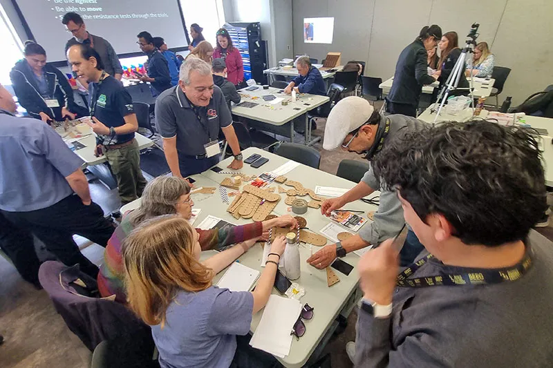 Taller ECO-ROVERS en la NASA El taller fue impartido en colaboración con Steven Smith, experto en ciencia de la NASA, y el profesor David García de la Escuela de Ingeniería y Ciencias del campus Cuernavaca. Además fueron acompañadas por Javier Montiel, egresado y mentor del equipo, quien reconocimiento el premio "The Cherri Brinley Outstanding Educator Award", por contribuir e impulsar el fomento de la educación espacial en estudiantes y profesores. "Fue una experiencia enriquecedora compartir nuestra pasión por la educación STEM".- Carla Pardo. "Fue una experiencia enriquecedora compartir nuestra pasión por la educación STEM y la innovación en movilidad espacial para poder llegar a aulas escolares de todo el mundo", contó la alumna Carla Pardo. El taller fue impartido a 31 profesores de Estados Unidos de kínder hasta preparatoria, y su contenido forma parte de las actividades de fomento STEM que el equipo IKTAN Roving realiza con niños y jóvenes. Con el taller buscaron enseñar a los profesores a construir un rover con materiales ecológicos a pequeña escala, con la finalidad de que ellos posteriormente lo apliquen y tropicalicen en sus aulas. "Es una oportunidad para mostrar lo que hacemos en México y que se replique en otras partes del mundo", contó el profesor David García. Experiencia en SEEC La convención, organizada por el Space Center Houston, centro de visitantes de la NASA, es uno de los foros más prestigiosos en el ámbito STEM. La Space Exploration Education Conference reúne a educadores y estudiantes de Estados Unidos, que buscan impulsar y fomentar el aprendizaje en exploración espacial y su aplicación en el aula. A lo largo de tres días, las participantes y sus mentores participaron en diversas actividades y visitas a instalaciones de la NASA, algunas de ellas fueron: Human Exploration Research Analog (HERA Tour) Neutral Buoyancy Lab (Laboratorio de Flotación Neutra) Starship Gallery Tour Venue Aerospace Far Side of the Moon Banquet "Tomar los talleres impartidos por experto