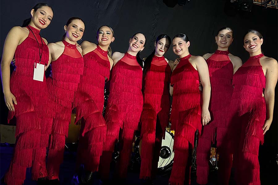 Foto grupal de las 8 bailarinas que se presentaron con Caro Heredia.