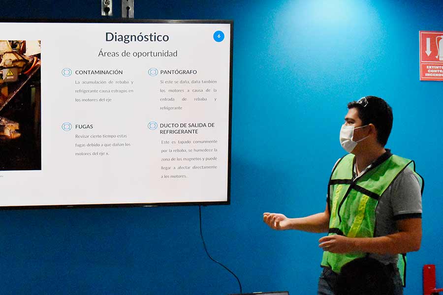 Alumno exponiendo su proyecto