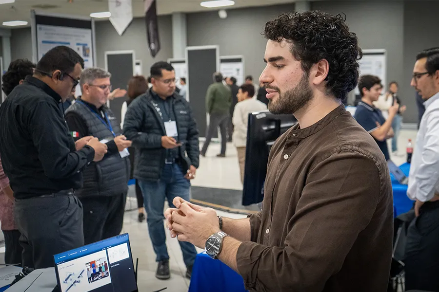 alumno-exponiendo-un-proyecto