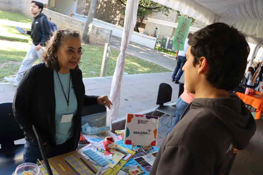 Alumno pidiendo informes sobre el servicio Social IMAGINA, en campus Monterrey.