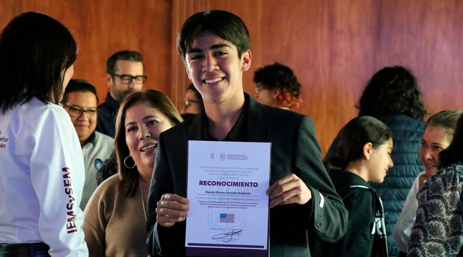 Entrega de reconocimiento por parte del gobierno del Estado de Michoacán