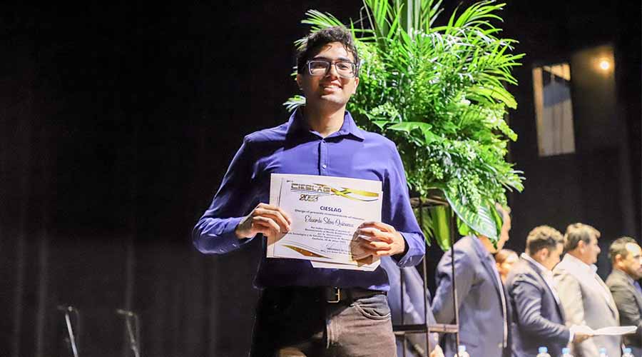 Eduardo Silva recibe el premio al Mérito Académico