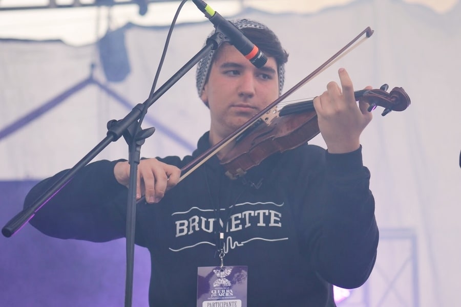 alumno tocando en festival de musica