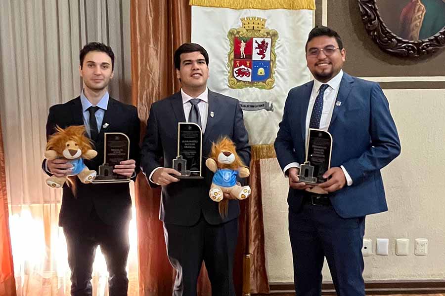 De izq a dicha: Braulio, Juan Mateo y Fernando en la ceremonia de arranque del Cabildo.
