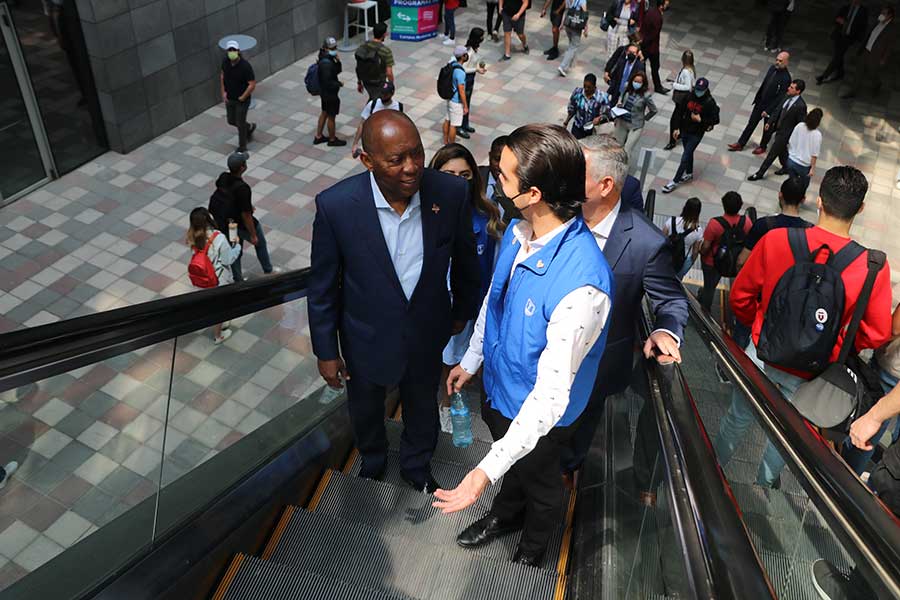 Durante su visita el alcalde de Houston recorrió la Biblioteca del campus Monterrey