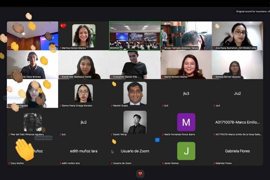 Integrantes de BIOMOD exponiendo su proyecto