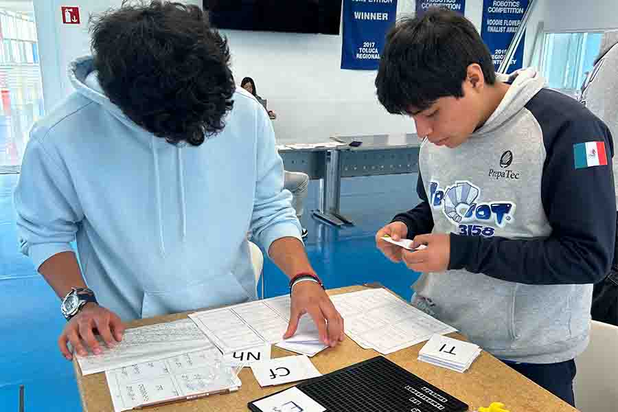 Estudiantes de PrepaTec desarrollan tabla periódica en braille