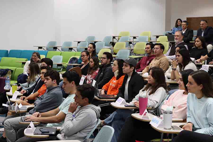 Estudiantes de la concentración de Comercio Detallista asistieron al taller con Dhruv Grewal.