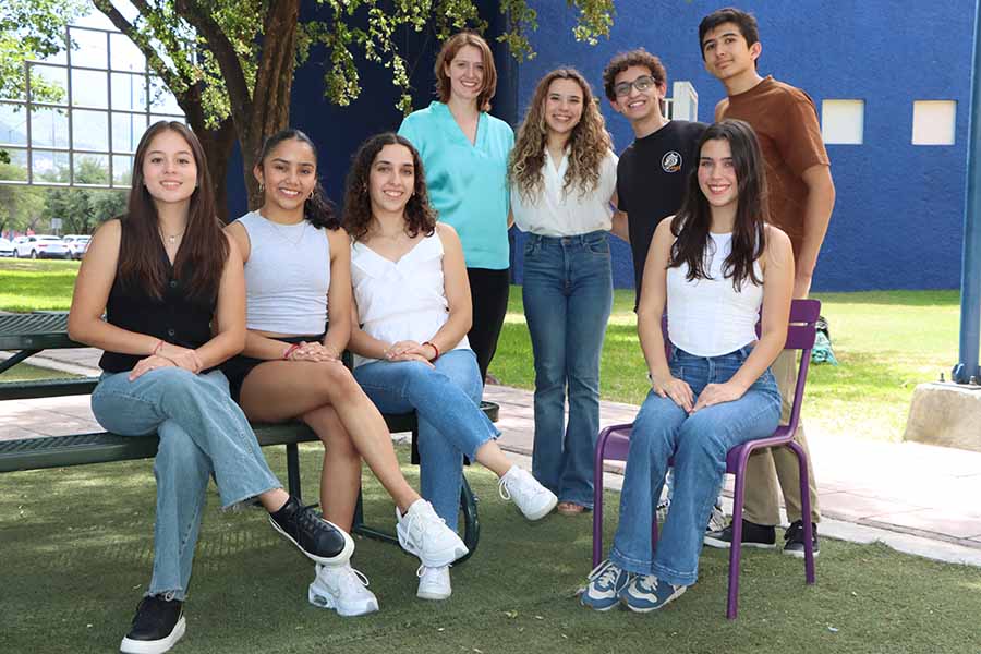 Estudiantes de PrepaTec Eugenio Garza Lagüera que participaron en concurso internacional de francés junto a su profesora Evelyn Charland. 