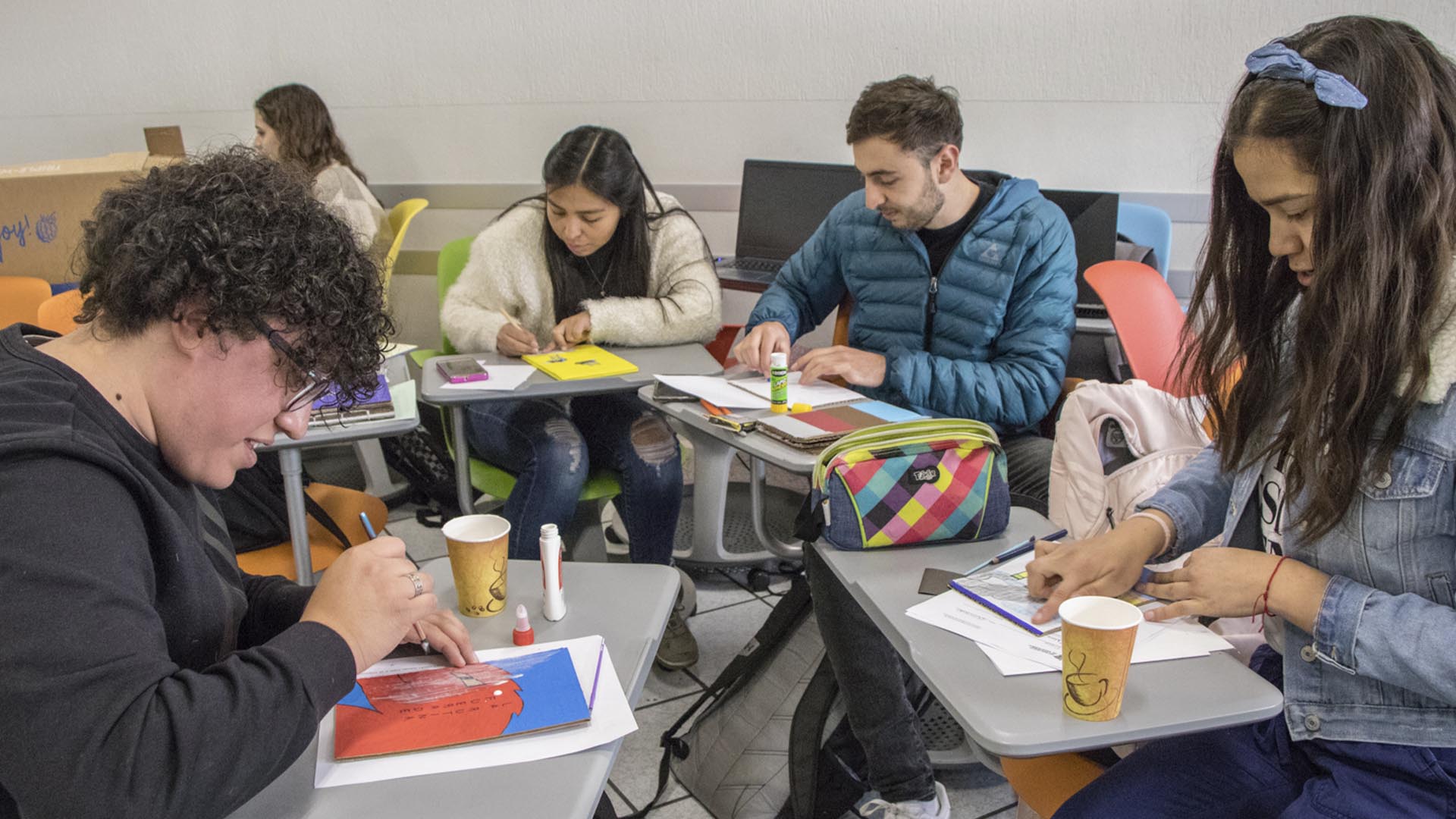 Alumnos del Tec creando y diseñando libros para alumnos de primaria