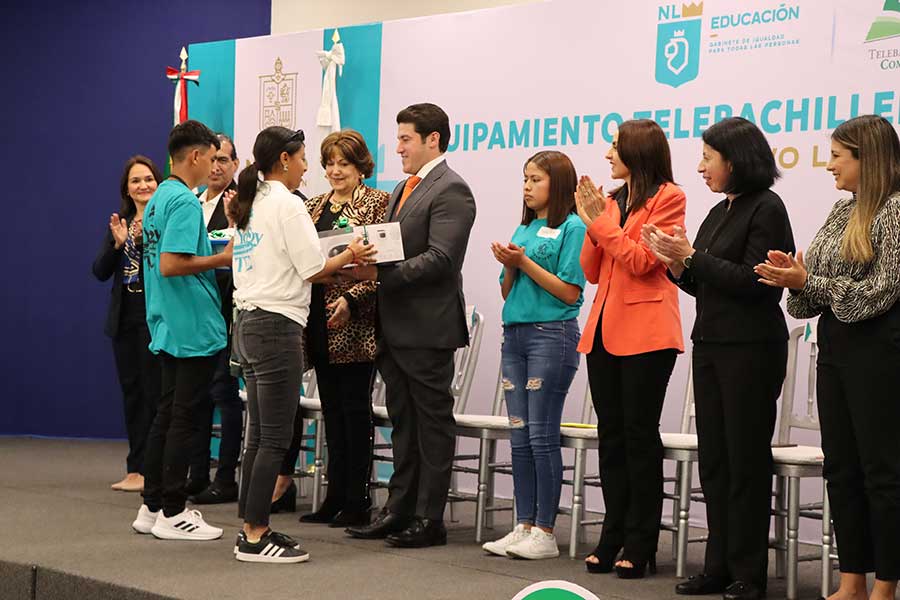 Los estudiantes de Telebachillerato recibieron equipo para sus escuelas.