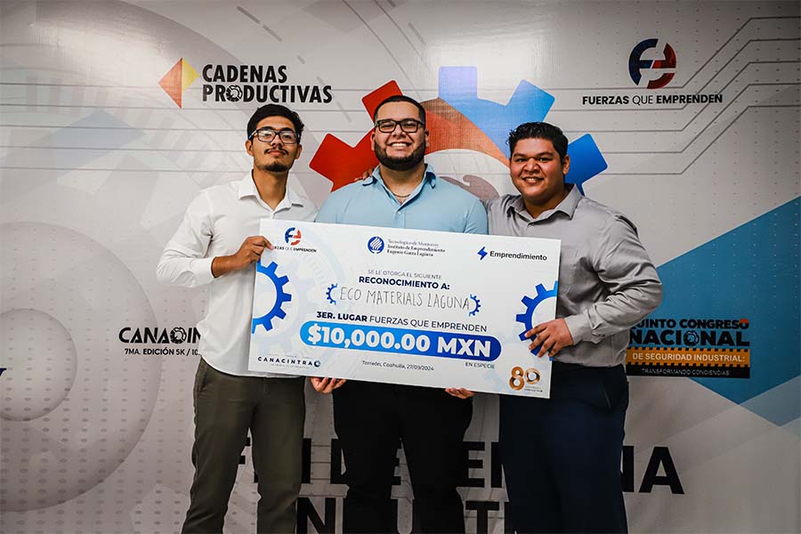 3 alumnos del Tec de Monterrey campus Laguna posan con cheque en reconocimiento a su emprendimiento en concurso de la CANACINTRA