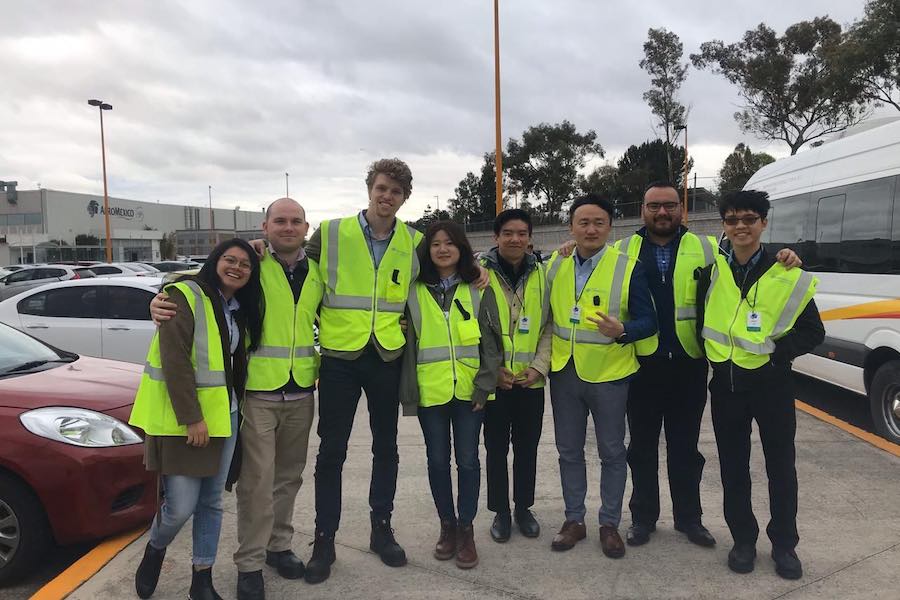 Alumnos internacionales aprendiendo de aeronáutica en México