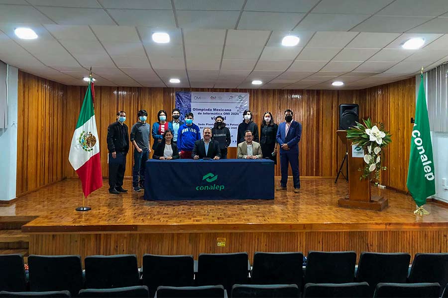 Delegación junto a autoridades en la ceremonia de clausura de la competencia. 