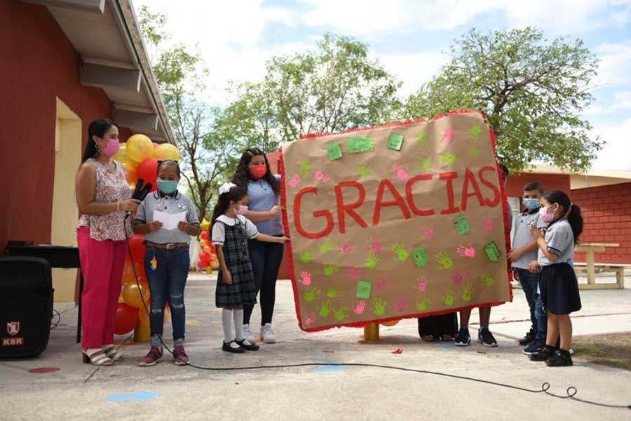 Alumnos de la primaria Hermenegildo Galeana fueron beneficiados con el equipamiento de un salón de cómputo.