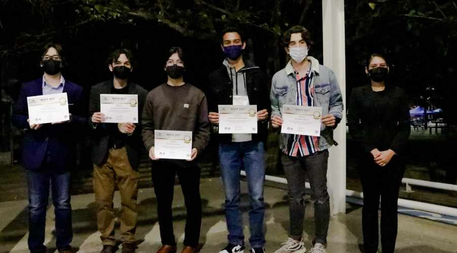 Estudiantes con sus certificaciones