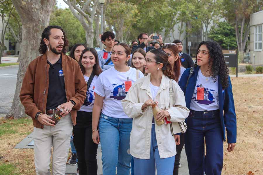 Estudiantes del Tec Sonora conversan con un investigador de la NASA mientras caminan por AMES Research Center..