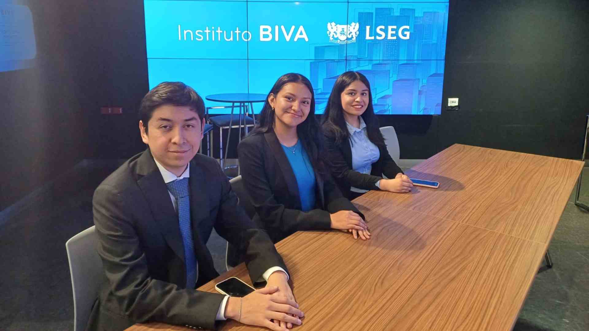 Alumnos del Tec campus Puebla antes de presentar su código financiero en el concurso FINANHACK