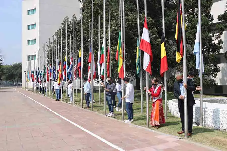 Alumnos y autoridades izaron las banderas durante la ceremonia del Árbol de la Fraternidad
