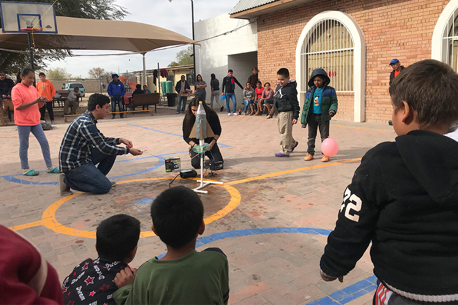 Alumnos conviven con niños de la casa del migrante