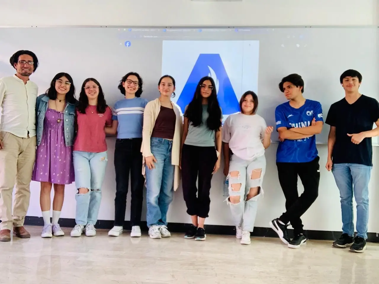 Alumnos y profesor de taller Life