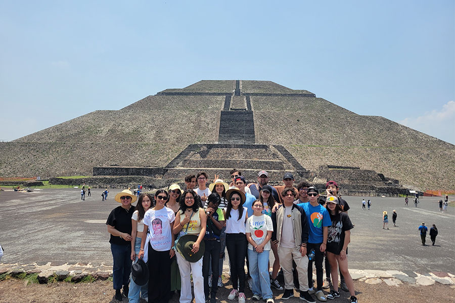 Alumnos en piramide de la luna