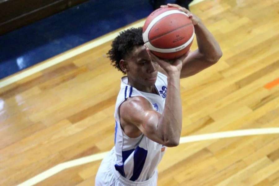 Enrique lanzando la pelota de basquetbol
