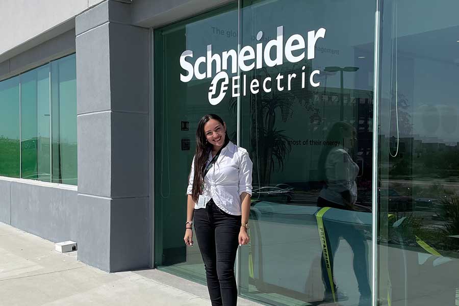 Amalia Armendáriz trabaja en Schneider antes de graduarse.