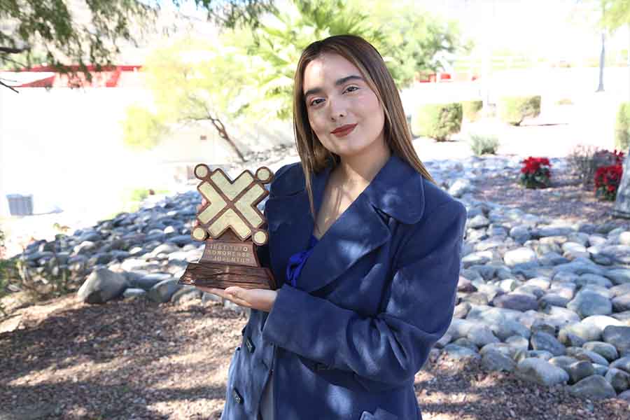 Ana Gabriela Ruiz con su premio de la categoría Oratoria y Debate